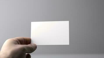 mão segurando uma em branco o negócio cartão em uma cinzento fundo, fechar acima brincar foto