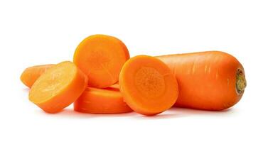 solteiro lindo fresco laranja cenouras com fatias dentro pilha isolado em branco fundo com recorte caminho. fechar acima do saudável vegetal raiz foto