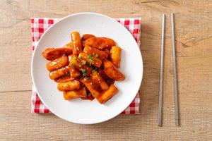 palito de bolo de arroz coreano com salsicha em molho apimentado - tteokbokki foto