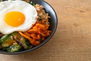 Salada picante coreana com arroz - comida tradicional coreana, bibimbap foto