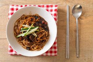 jajangmyeon ou jjajangmyeon é macarrão coreano com molho preto foto