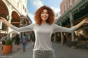 lindo mulher dentro uma cinzento camiseta e jeans poses em uma rua com compras shoppings. generativo ai foto