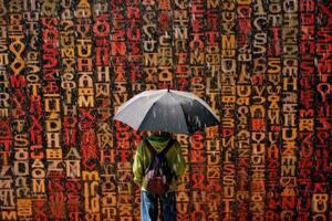 uma criança segurando a guarda-chuva debaixo uma chuva do alfabetos, simbolizando a chuveiro do conhecimento. generativo ai foto