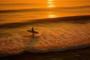 uma solitário surfista espera para a perfeito onda às pôr do sol, a oceano cintilante debaixo a caloroso matizes. generativo ai foto