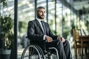 uma homem de negocios em uma cadeira de rodas dentro uma profissional local de trabalho ambiente. generativo ai foto