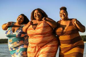 uma grupo foto do diverso mais Tamanho mulheres dentro à moda maiôs desfrutando uma dia às a de praia. generativo ai