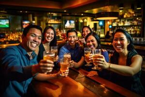 uma grupo do amigos brindar e a comemorar com seus cervejas dentro uma vibrante, bem - aceso bar. generativo ai foto