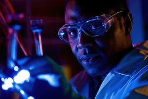 uma fechar - acima tiro do uma cientista dentro uma laboratório, vestindo protetora óculos e examinando uma teste tubo. generativo ai foto