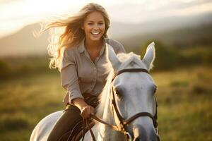 uma fechar - acima tiro do uma jovem mulher cavalo equitação dentro a encantador dourado hora do pôr do sol. generativo ai foto