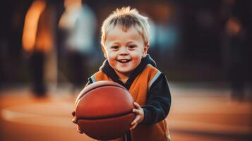 pequeno Garoto com baixa síndrome segurando uma basquetebol foto