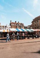 cambridge reino unido - 28 de agosto de 2019 praça do mercado e a grande igreja de st mary, cambridge. foto