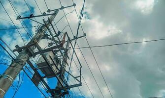 elétrico postes com fios conectado céu fundo foto