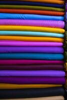 variedade artística tons tom cores tecidos têxteis empilhados na prateleira da loja de varejo para venda foto