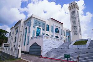 a maioria lindo arquitetura modelo mesquita dentro Bangladesh com uma branco nublado azul céu foto