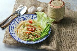 somtum, tailandês picante mamão salada em branco fundo foto