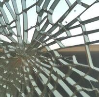 surpreendente quebrado vidro janela ai generativo foto