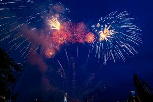 fogos de artifício no rio no céu escuro foto