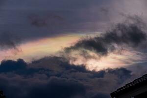 iridescente nuvem ou irisação é uma colorida ótico fenômeno este ocorre dentro uma nuvem. foto