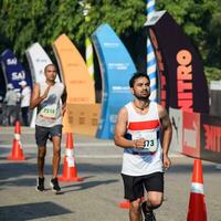 Novo Délhi, Índia - Junho 16 2023 - vedanta Délhi metade maratona raça depois de cobiçado dentro que maratona participantes sobre para Cruz a terminar linha, Délhi metade maratona 2022 foto