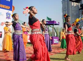 Novo Délhi, Índia - Julho 01 2023 - bharatanatyam indiano clássico odissi dançarinos realizando às estágio. lindo indiano menina dançarinos dentro a postura do indiano dança. indiano clássico dança bharatanatyam foto