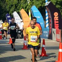 Novo Délhi, Índia - Julho 16 2023 - vedanta Délhi metade maratona raça depois de cobiçado dentro que maratona participantes sobre para Cruz a terminar linha, Délhi metade maratona 2022 foto