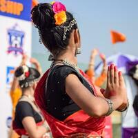 Novo Délhi, Índia - Julho 01 2023 - bharatanatyam indiano clássico odissi dançarinos realizando às estágio. lindo indiano menina dançarinos dentro a postura do indiano dança. indiano clássico dança bharatanatyam foto