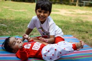 dois feliz Rapazes dentro sociedade parque, feliz ásia irmãos quem estão sorridente alegremente junto. irmãos jogar ao ar livre dentro verão, melhor amigos. criança pequena bebê Garoto jogando com dele feliz irmão dentro a jardim foto