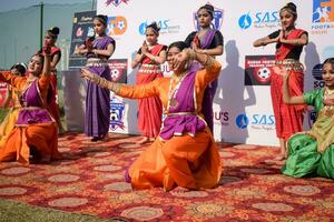 Novo Délhi, Índia - Julho 01 2023 - bharatanatyam indiano clássico odissi dançarinos realizando às estágio. lindo indiano menina dançarinos dentro a postura do indiano dança. indiano clássico dança bharatanatyam foto