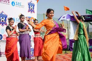 Novo Délhi, Índia - Julho 01 2023 - bharatanatyam indiano clássico odissi dançarinos realizando às estágio. lindo indiano menina dançarinos dentro a postura do indiano dança. indiano clássico dança bharatanatyam foto