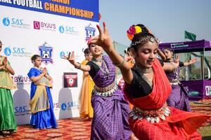 Novo Délhi, Índia - Julho 01 2023 - bharatanatyam indiano clássico odissi dançarinos realizando às estágio. lindo indiano menina dançarinos dentro a postura do indiano dança. indiano clássico dança bharatanatyam foto