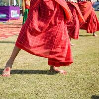 Novo Délhi, Índia - Julho 01 2023 - bharatanatyam indiano clássico odissi dançarinos realizando às estágio. lindo indiano menina dançarinos dentro a postura do indiano dança. indiano clássico dança bharatanatyam foto