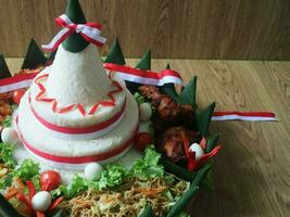 cone em forma arroz com indonésio nacional fita chamado nasi Tumpeng Merah putih para independência dia celebração às 17 agosto foto