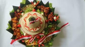 cone em forma arroz com indonésio nacional fita chamado nasi Tumpeng Merah putih para independência dia celebração às 17 agosto foto