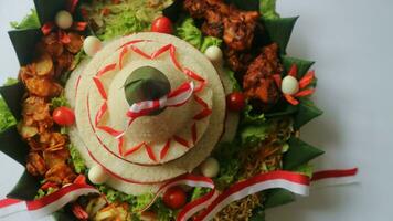 cone em forma arroz com indonésio nacional fita chamado nasi Tumpeng Merah putih para independência dia celebração às 17 agosto foto