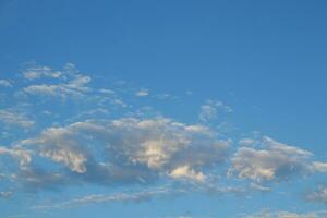 nuvens terra e luz solar em nuvem com luz azul céu fundo foto