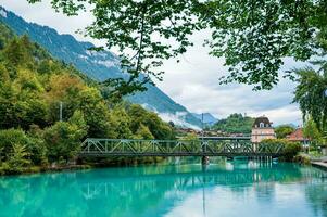 uma lindo esmeralda verde rio este é tão Claro este isto reflete a céu e cenário. dentro interlaken, Suíça, a aare rio com natural água fontes fluindo baixa a partir de Alto montanhas. foto