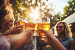 uma grupo do amigos brindar com Cerveja às uma verão churrasco, fechar acima. generativo ai foto