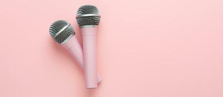 foto do dois microfones em uma Rosa fundo com esvaziar espaço para texto ou Projeto com cópia de espaço