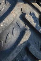detalhe de um pneu de trator de roda traseira foto