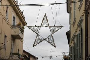 luzes em forma de estrela de natal na cidade foto