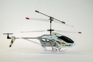 modelo de helicóptero elétrico branco foto