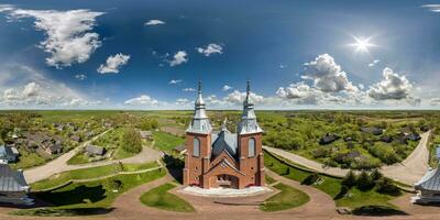 cheio hdri 360 panorama aéreo Visão em vermelho tijolo neo gótico católico Igreja dentro campo ou Vila dentro equirretangular projeção com zênite e nadir. vr ar conteúdo foto