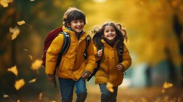 crianças felizes vão para a escola foto