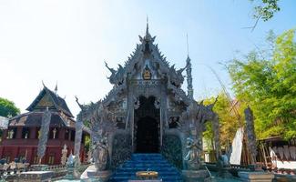 o templo de prata ou wat sri suphan na cidade de chiang mai, ao norte da Tailândia foto