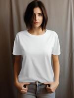 ai generativo jovem engraçado mulher vestindo branco camiseta esticado mãos sente confuso pose isolado em cinzento parede menina imaginando alternativas pesa prós e contras escolhendo faço não fácil difícil d foto