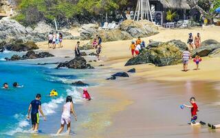 porto escondido Oaxaca México 2023 Palmeiras guarda-sóis Sol espreguiçadeiras de praia pessoas zicatela porto escondido México. foto