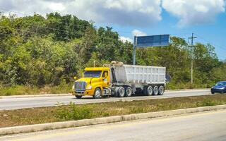 playa del carmen qiuntana roo México 2023 vários mexicano caminhões transportadores vans Entrega carros dentro México. foto