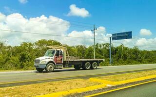 playa del carmen qiuntana roo México 2023 vários mexicano caminhões transportadores vans Entrega carros dentro México. foto