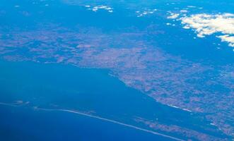 vôo de avião sobre México Visão do vulcões montanhas nuvens. foto