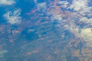 vôo de avião sobre México Visão do vulcões montanhas nuvens. foto